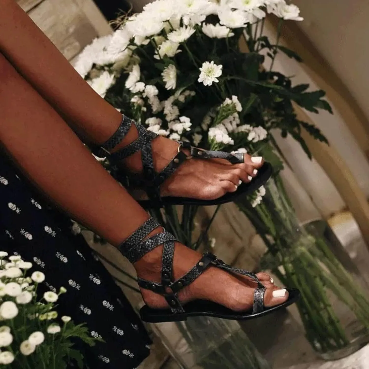 2025 Hot Snakeskin Clip Toe Flat Sandals for Women Classic Lace-Up Gladiator Roman Sandales Summer Beach Resort Wear