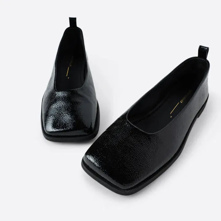INTENTIONALLY BLANK SAUCER IN BLACK PATENT