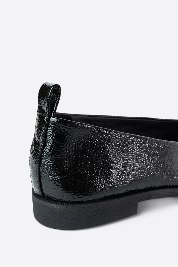 INTENTIONALLY BLANK SAUCER IN BLACK PATENT