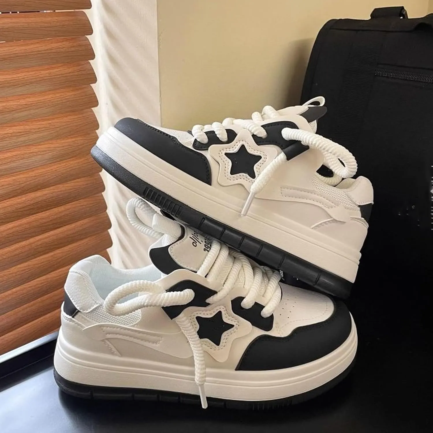 Star Shoes Walking Sneakers for Women Low Top Lace-up Comfort Casual Shoes Y2K Aesthetic Chunky Platform Sneakers