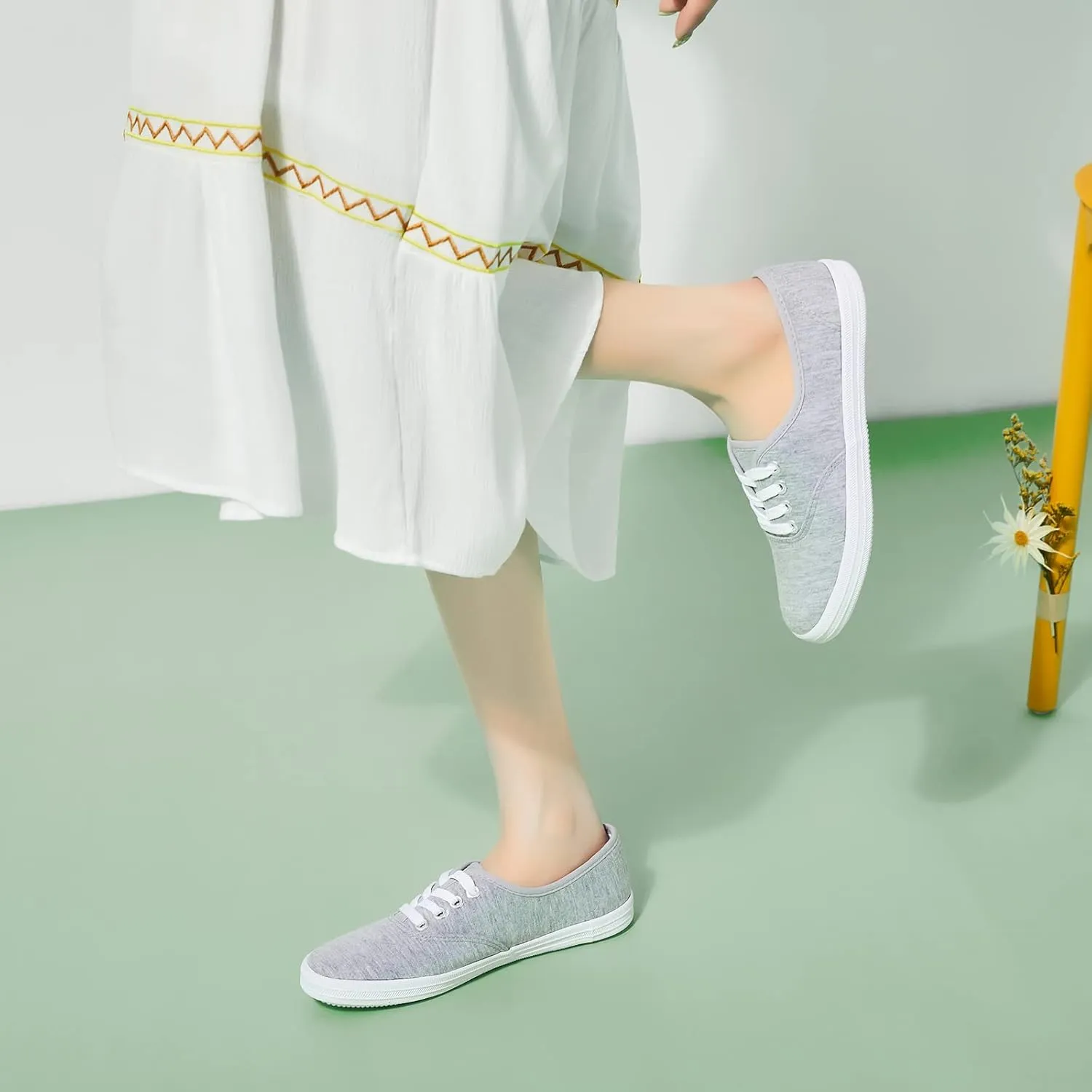 TUOPIN Womens White Canvas Sneakers Low Top Lace-up Canvas Shoes Lightweight Casual Tennis Shoes